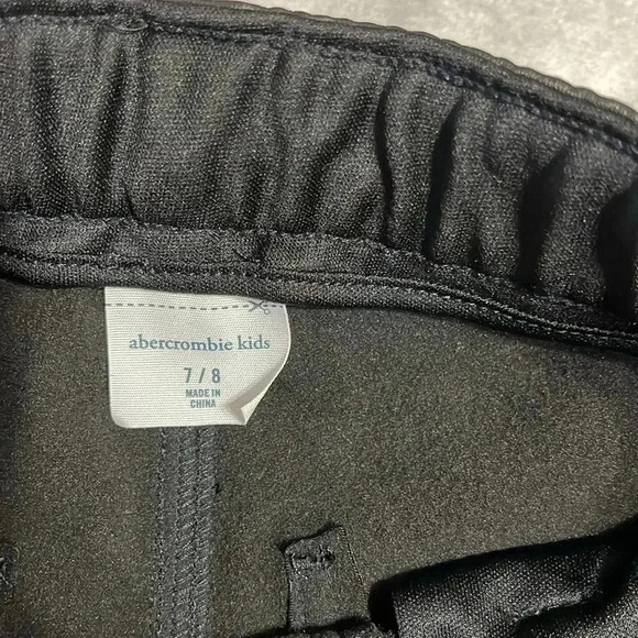 🎄 Faux Leather Pants - Picture 4 of 6